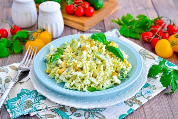 Ensalada saludable con pollo, col china y huevos