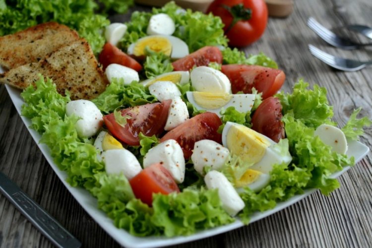Ensalada saludable con pollo y mozzarella