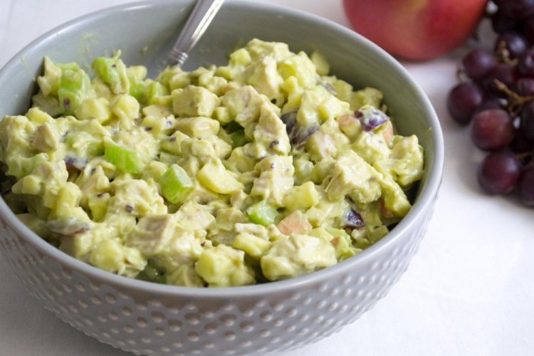 Ensalada saludable con pollo y aguacate