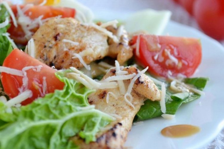 Ensalada saludable con pollo, col china y queso