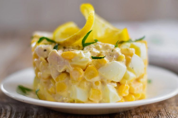 Ensalada saludable con pollo, piña y maíz
