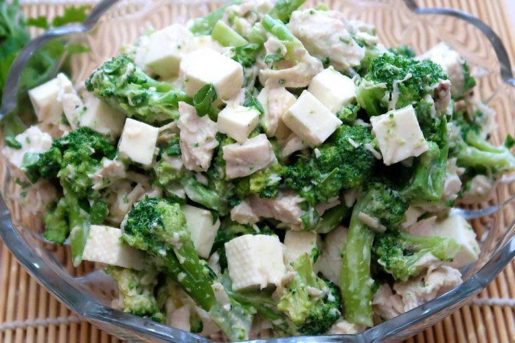 Ensalada saludable con pollo y brócoli