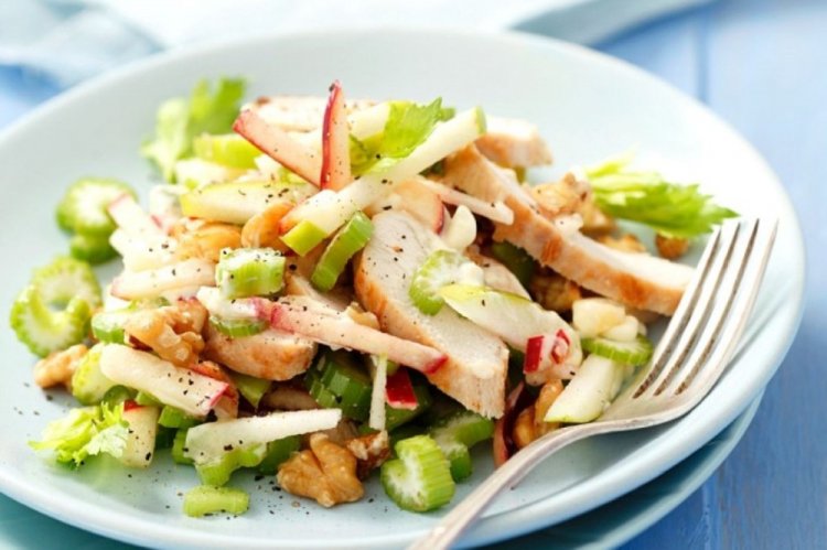 Ensalada saludable con pollo, zanahoria y apio