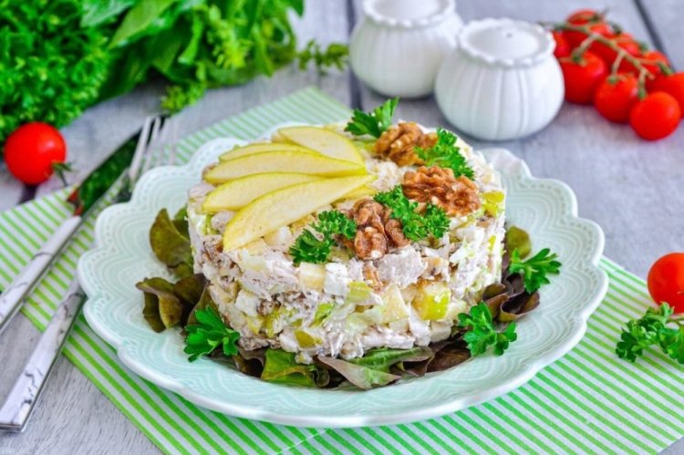 Ensalada saludable con pollo, manzanas y nueces