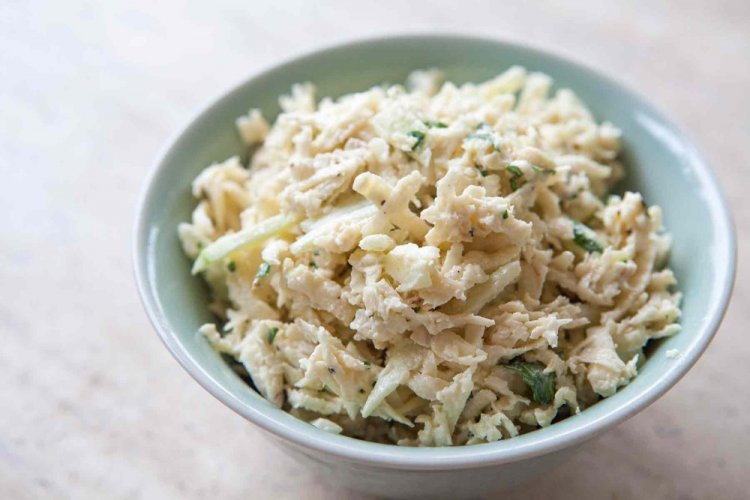 Ensalada saludable con pollo, piña y raíz de apio