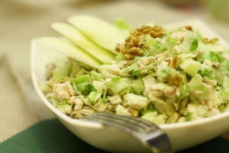 Ensalada saludable con pollo, manzana y apio