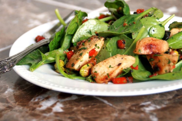 Ensalada saludable con pollo y espinacas