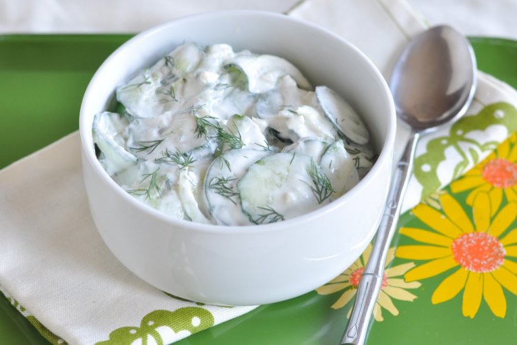 Ensalada saludable de pepino con semillas de chía y sésamo
