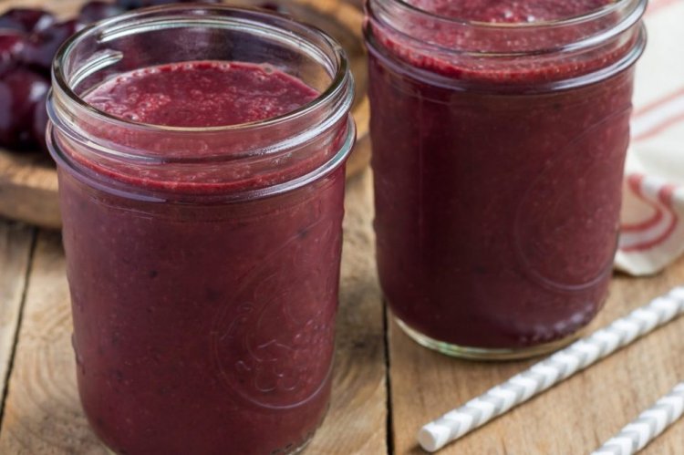 Smoothie de cereza, leche de almendras y semillas de chía