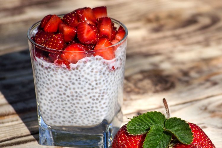 Pudín de chía con yogur y fresas