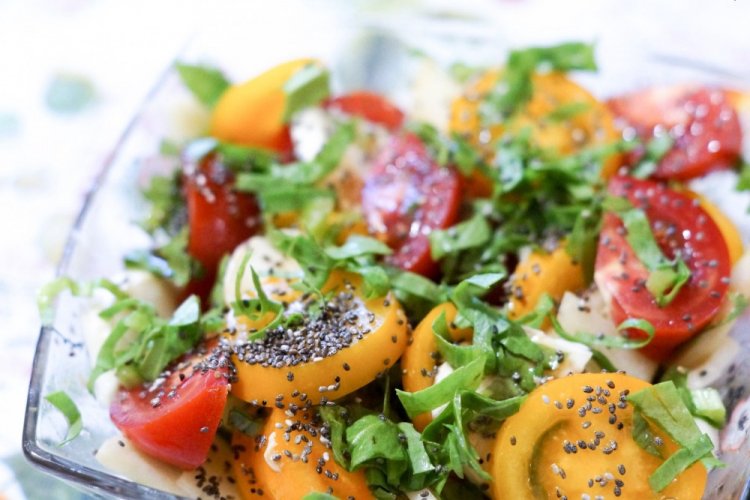 Ensalada saludable de verduras con semillas de chía