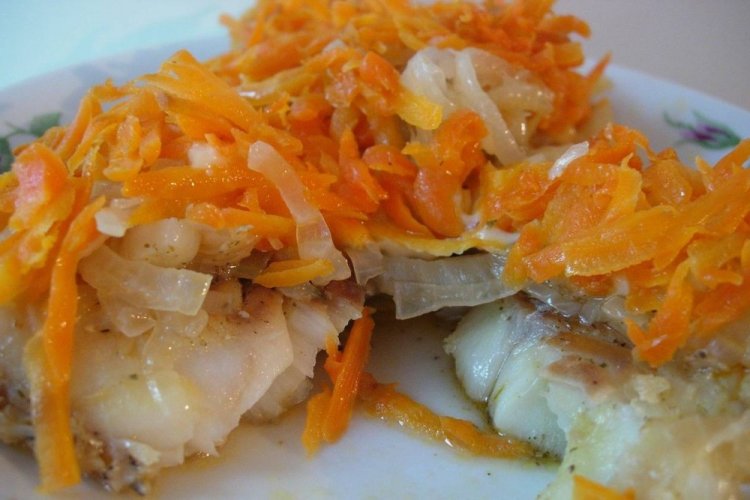 Abadejo con cebolla y zanahoria al horno
