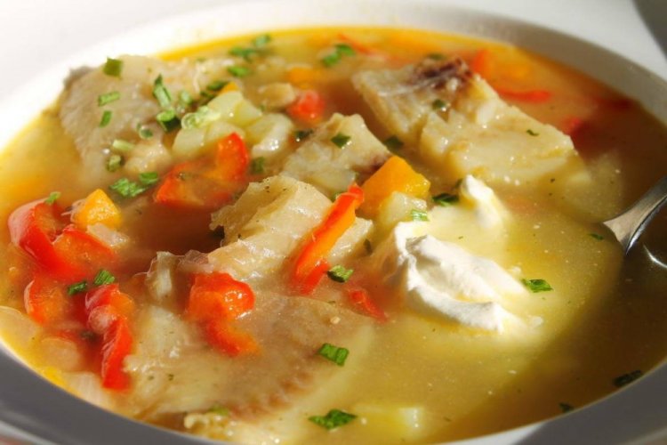 Sopa de pescado dietética de abadejo