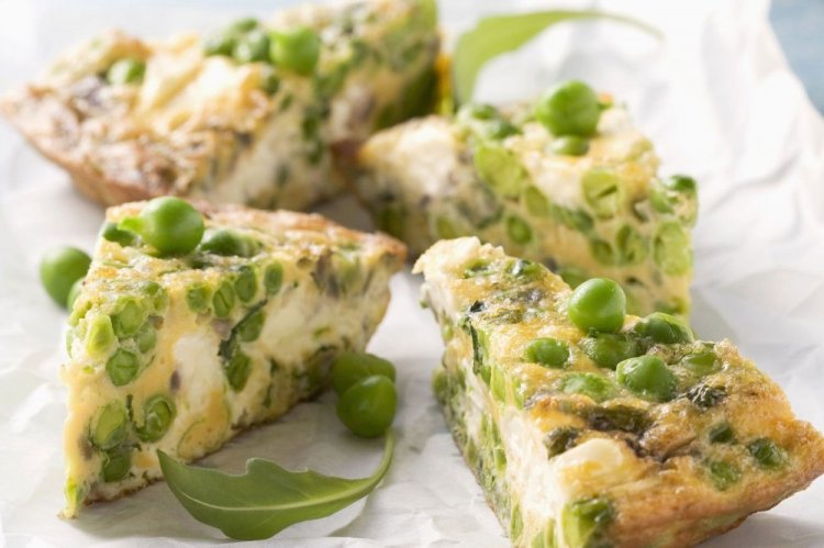 Tortilla de claras cocida con guisantes y champiñones