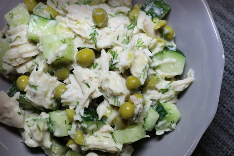 Ensalada proteica con pollo y guisantes verdes