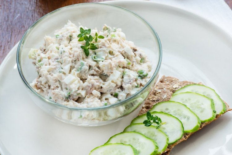 Ensalada proteica con requesón y atún