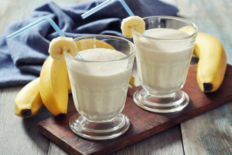 Batido de proteínas con leche y plátano