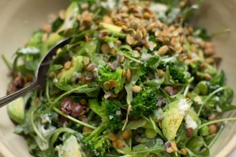 Ensalada proteica con lentejas y garbanzos