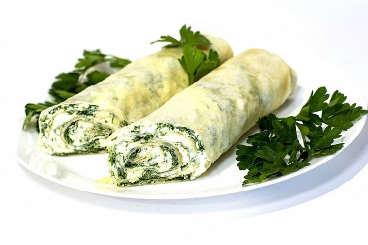 Rollo de lavash con huevo y espinacas