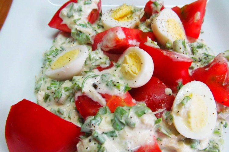 Ensalada proteica de pollo y tomate