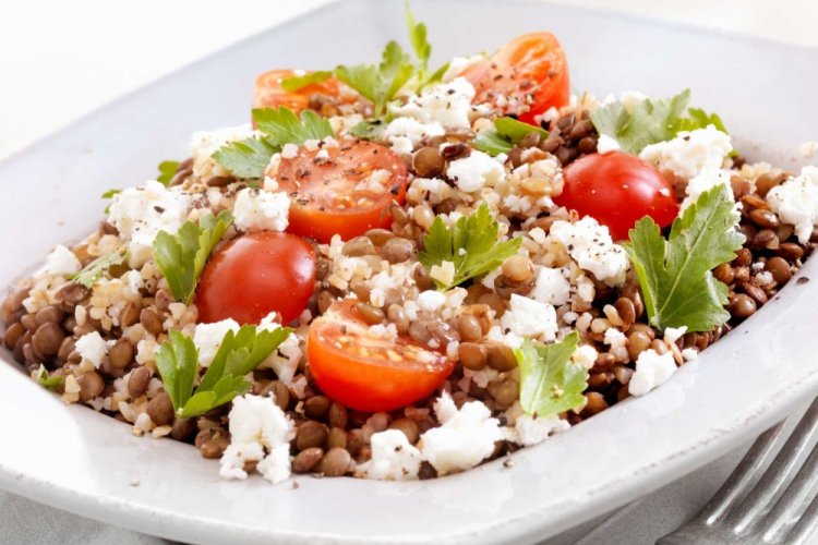 Ensalada proteica de lentejas y requesón