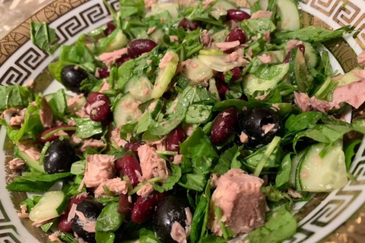 Ensalada proteica de atún y frijoles enlatados