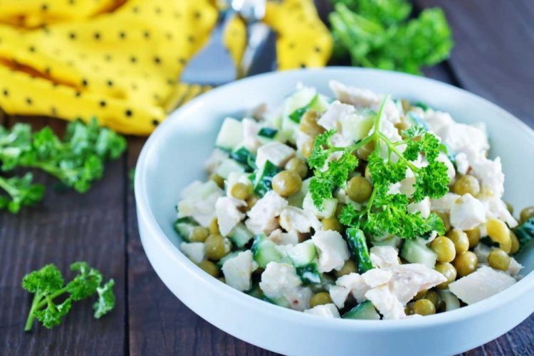 Ensalada proteica de pollo y guisantes verdes