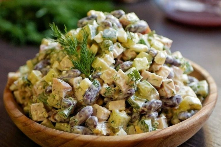 Ensalada proteica con pepinillos y huevos de codorniz