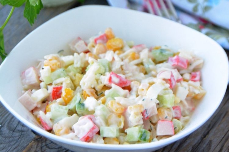 Ensalada proteica de palitos de cangrejo