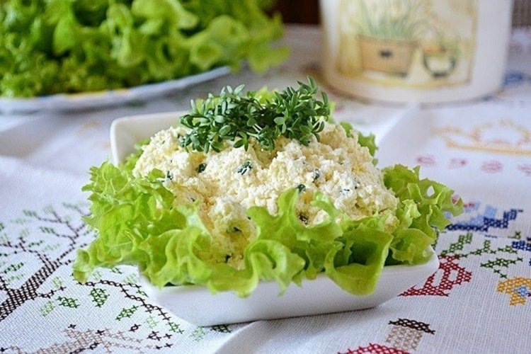 Ensalada proteica de requesón y huevos