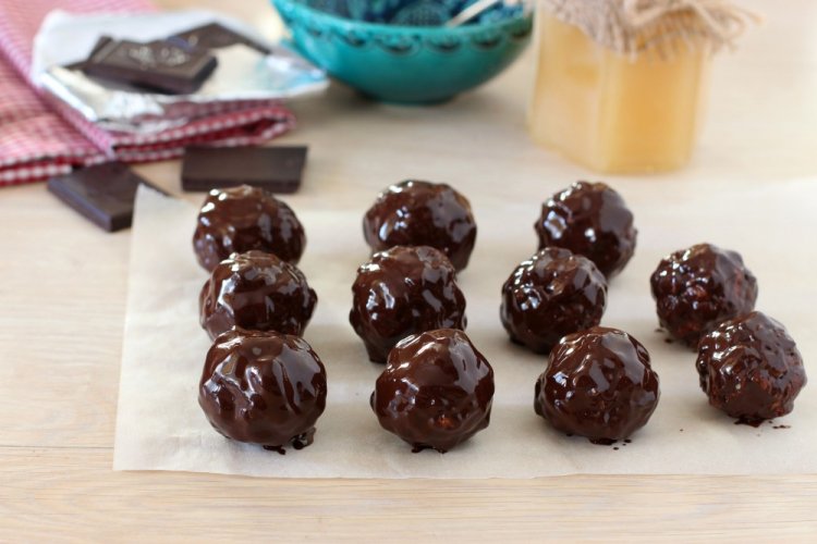 Bombones de chocolate Keto con avellanas