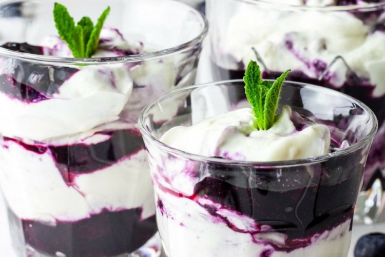Trifle Keto de aguacate con arándanos
