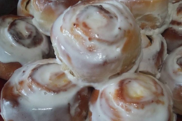 Bollos de amapola en salsa de crema agria
