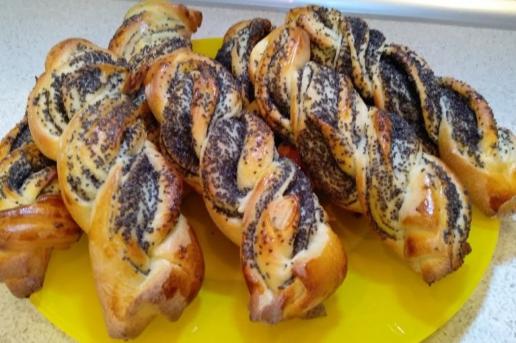 Bollos trenzados de amapola