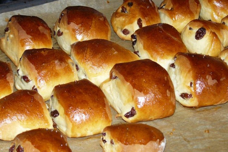 Sweet Buns with Raisins