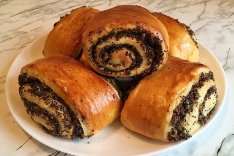 Sweet Buns with Poppy Seeds