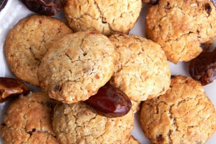Oatmeal Cookies with Dates and Honey