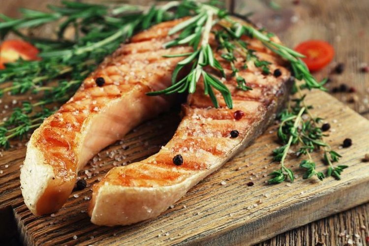 Salmón con crema agria y cebolla a la parrilla