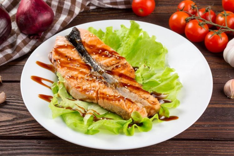 Salmón a la parrilla, marinado con cebolla y tomate