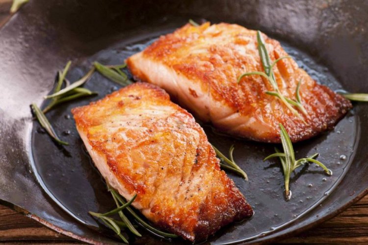 Salmón a la parrilla, marinado en cerveza