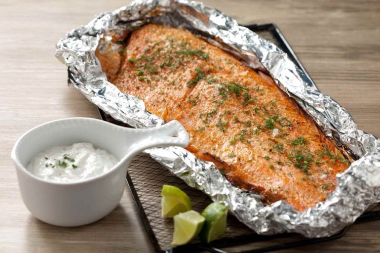 Salmón con crema agria en papel de aluminio a la parrilla