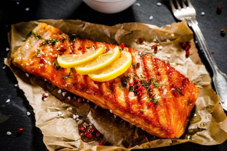 Salmón con pimiento rojo y limón a la parrilla
