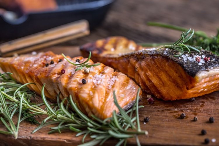 Salmón con romero y zumo de limón a la parrilla