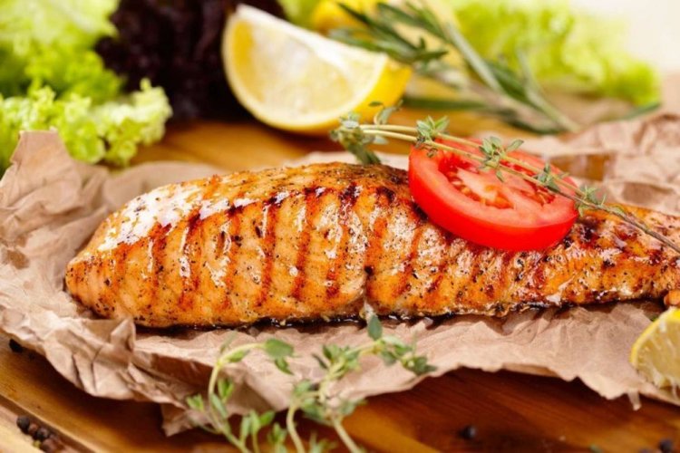 Salmón en adobo de cebolla a la parrilla