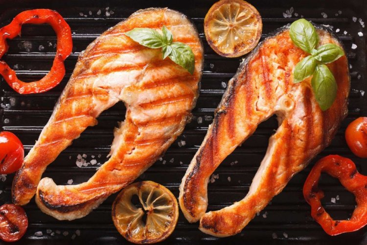 Filetes de salmón con verduras y limón a la parrilla