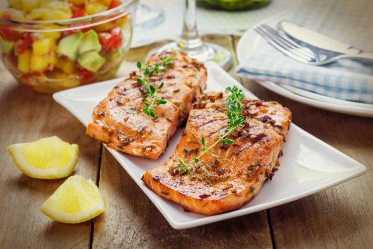 Salmón a la parrilla, marinado en vino blanco con limón