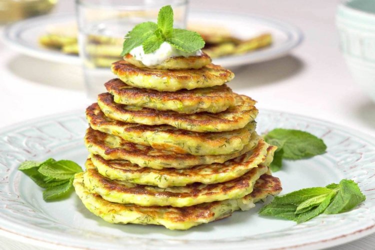 Tortitas de calabacín tierno con hierbas