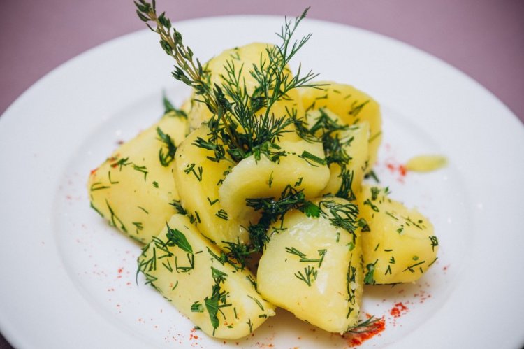 Ensalada de patatas nuevas de primavera