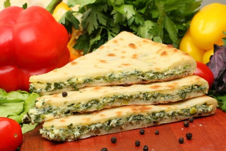Pastel osetio con ajo silvestre