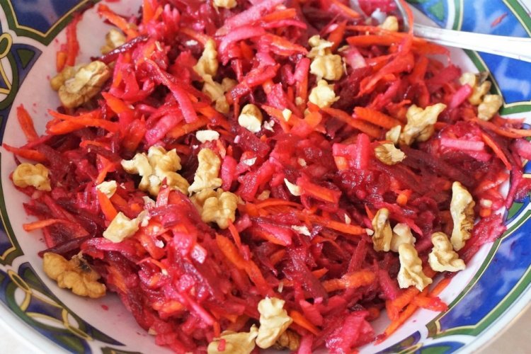 Ensalada de remolacha fresca con zanahoria y manzana